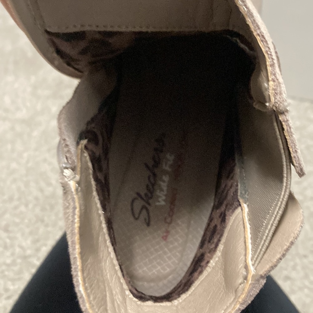 NWOB Skechers booties.  Sz 9 Wide.  Tan/cream color.  Never Worn. - Picture 11 of 12